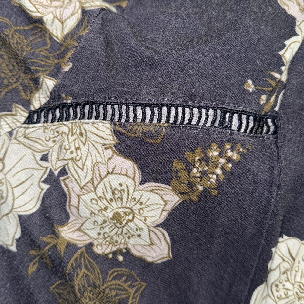 Maurice’s Blue Floral shirt - Picture 5 of 6